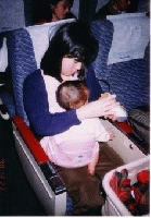 赤ちゃんに機内で授乳